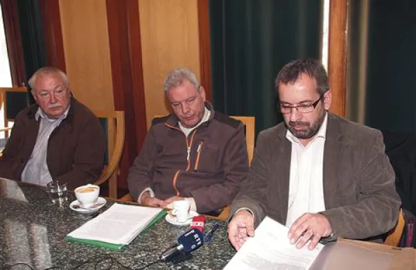 Milan Vončina (desno) in Gojmir Mozetič (v sredini) sta včeraj ponovno podrobno predstavila izračune cen
