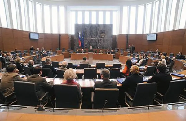 DZ je danes brez glasu proti podprl tri zakone s področja javnega naročanja