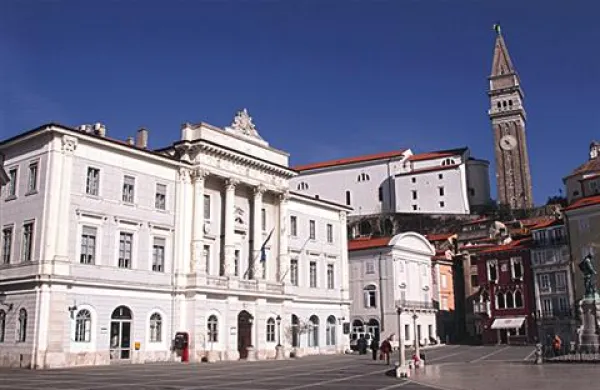 V piranskem občinskem proračunu so predvidene nižje plače javnih uslužbencev, tudi postavka za plače župana in poklicnih funkcionarjev je nižja. Na področjih, ki pospešujejo turistično ponudbo in promocijo občine, bodo skušali ohraniti dosedanjo raven financiranja.