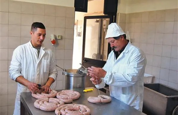 Včeraj dopoldne sta Jordan (desno) in Miha Cigoj izdelovala svinjske klobase