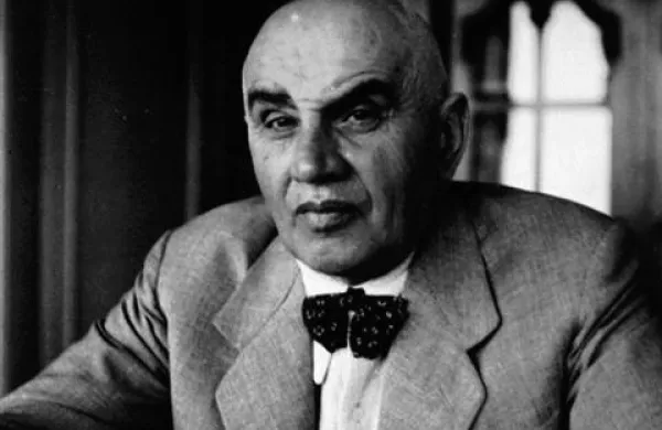 Alojz Gradnik (1882-1967), rojen v Medani, je bil pravnik, pesnik in prevajalec