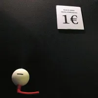 Fazo pogajanja predstavlja napis zasilni izhod, ki naj bi bil na voljo za 1 evro. A če tega spustimo v keramično kroglo s kljuko, ta pade skozi - zasilnega izhoda ni.  