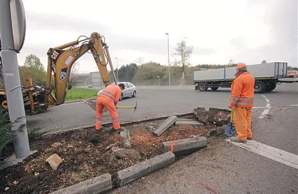 Delavci so  začeli križišče na Bazari preurejati v krožišče, ki bo za zdaj montažno