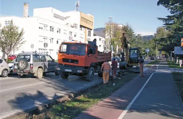 V naslednjih nekaj dneh bodo vozišče dela Erjavčeve ulice med križiščema s Prvomajsko in Cankarjevo ulico prekrili z novo plastjo asfalta