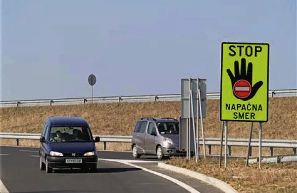Policisti so  včeraj ustavili 74-letnega voznika, ki je po avtocesti vozil v napačno smer