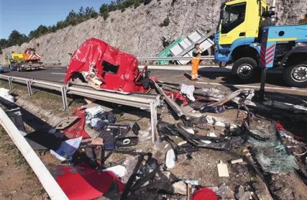 Od kabine tovornjaka so ostali le kosi zmečkane pločevine
