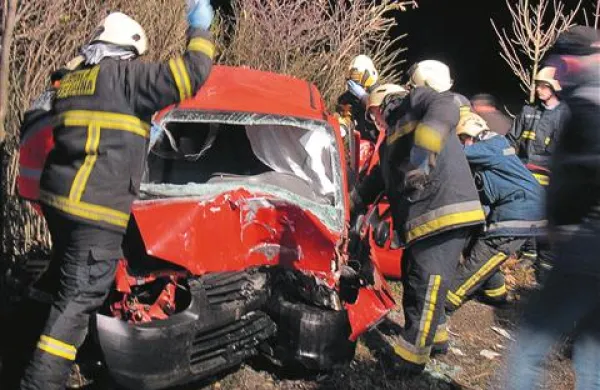 Po trčenju je Madžar ostal ukleščen v zmečkani pločevini, rešili so ga postojnski gasilci 