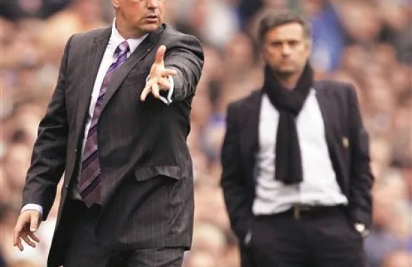 Rafael Benitez (levo) je nasledil Joseja Mourinha (desno) na klopi Interja, sedaj se je usedel še na klop Chelseaja