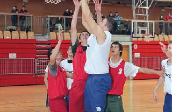   Novogoriška gimnazija je osmič zapovrstjo pripravila košarkarski turnir, posvečen nekdanjemu dijaku šole Boštjanu Arčonu, ki se je smrtno ponesrečil v gorah
