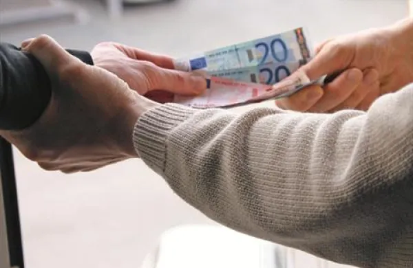 Mladoletnik naj bi 19-letniku  vsakodnevno prinašal in izročal manjše vsote denarja