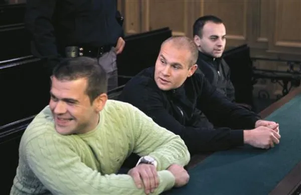 Anesa Selmana (prvi z desne) naj policija po informacijah Zurnal24 ne bi mogla najti