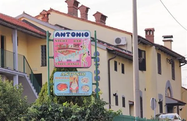  Za zidovi nočnega bara Antonio se dekleta niso ukvarjala le s striptizom, temveč so bila prisiljena v najstarejšo obrt