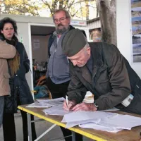 Angel Pucer prispeva svoj podpis k peticiji