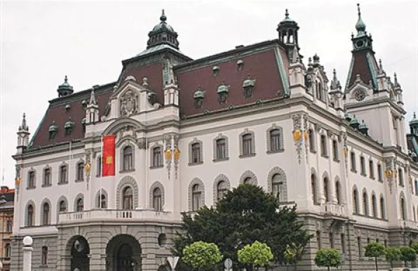 Rektorji slovenskih javnih univerz so na današnji seji Rektorske konference RS ponovno opozorili, da načrtovani novi finančni rezi v visoko šolstvo niso vzdržni