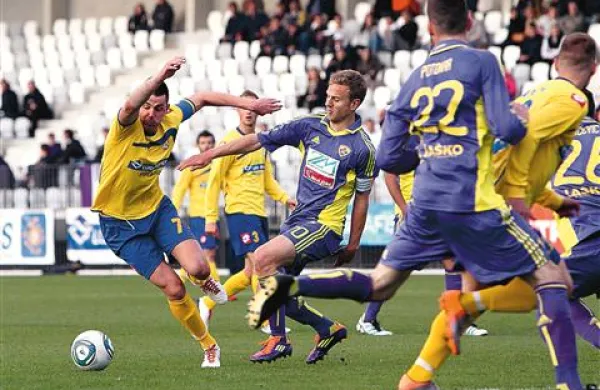 Koprčani bodo v Mariboru skušali iztržiti vsaj remi, Ivica Guberac ( št. 7) pa bo imel veliko dela z Alešem Mertljem (št. 70). Nazadnje je bilo na Bonifiki 2:3 za goste