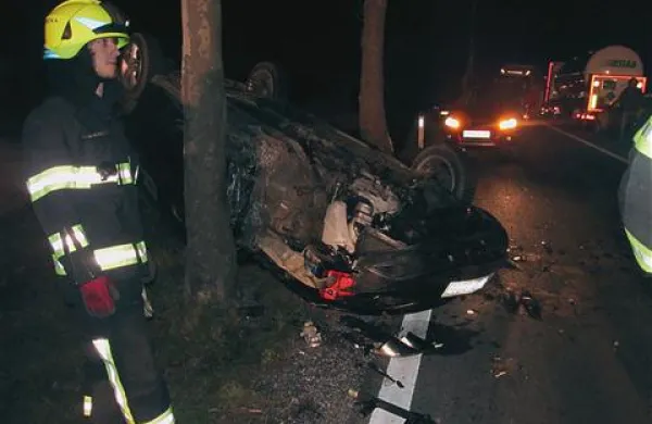 Albanec je prehiteval v škarje in čelno trčil v avto, s katerim se je nasproti pripeljala 24-letna voznica. 