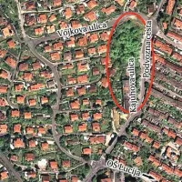 Občinski svetniki so potrdili načrt, ki v obkroženo območje umešča 42 stanovanj. Pobudniki referenduma bi tam raje imeli park.