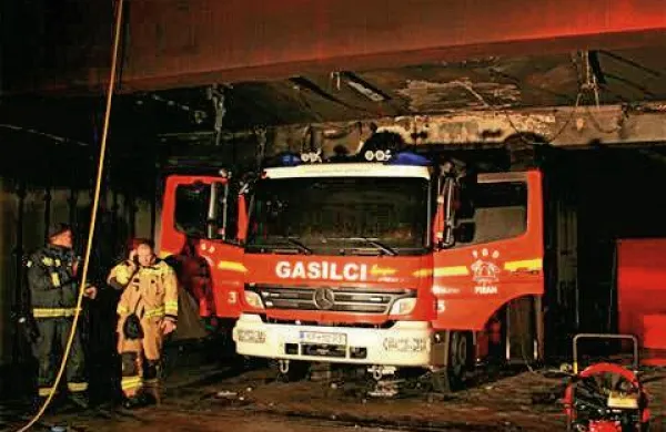 Požar je med drugim uničil tudi dragocen gasilski tovornjak
