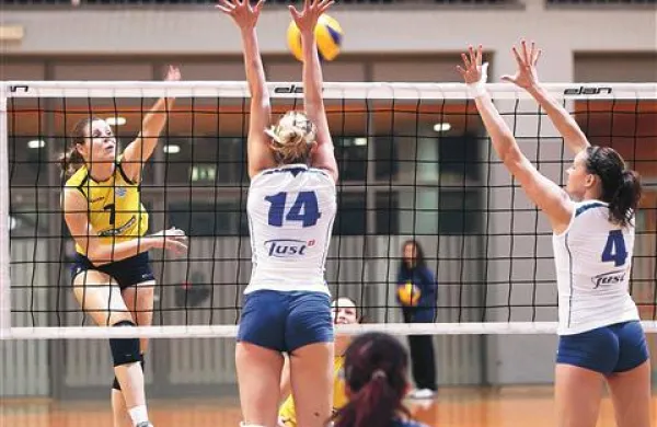 Na derbiju so se izkazale tudi  Dajana Lucas (v napadu, Luka Koper), Maja Brešan (št. 14) in Tina Grudina (v bloku, Hit)