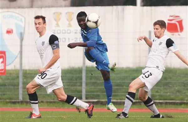 Jean M'bida (v modrem dresu) je prispeval asistenco za prvi novogoriški gol proti Muri  