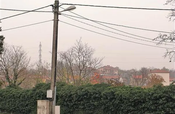 Stari drogovi, marsikje na zasebnih zemljiščih, potratne luči, ... Vse te probleme naj bi na Komenskem rešil koncesionar, ki bo z varčnejšimi lučmi prihranil toliko, kot bo investiral v prenovo javne razsvetljave.