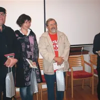 Na festivalu Slem Prem se je predstavilo  sedem ljubiteljskih literatov  in se z interpretacijo svoje poezije potegovalo za simbolične denarne nagrade Združenja književnikov Primorske. Tričlanska strokovna žirija, ki ji je predsedovala Patricija Dodič (desno) je enoglasno odločila, da je bil najbolj prepričljiv Danilo Japelj, za njim se je uvrstila Helena Škrl, tretji pa je bil Toni Škrlj (desno).