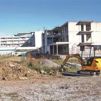 Ob nedokončanem skeletu Portona bi v prihodnje zgradili še dva objekta, v katerih bi uredili 90 oskrbovanih stanovanj 