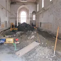 Ob obeh stenah objekta so arheologi zakopali 140 centimetrov globoko