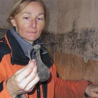 Vodja ekipe Barbara Hofman z eno od treh najdenih stekleničk