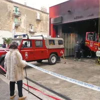 Osmoljeno pročelje piranskega gasilskega doma dan po požaru v garaži