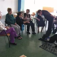 Na ukaz, ki ga je treba prebrati z listilča, se Kuba  prikloni 