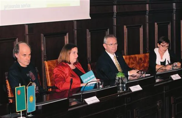 Na okrogli mizi so sodelovali: (z leve)  prof. dr. Dragan Marušič, moderatorka  Vesna Humar, odgovorna urednica Primorskih novic,  prof. dr. Danilo Zavrtanik in prof. dr. Tanja Dominko