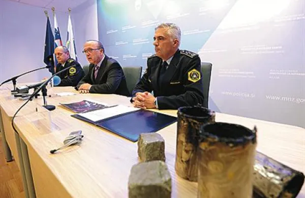 Generalni direktor policije Stanislav Veniger, minister za notranje zadeve Vinko Gorenak ter direktor PU Maribor Danijel Lorbek so se na novinarski konferenci odzvali na proteste v Mariboru