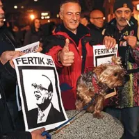 Dan po protestu v Mariboru, med katerim je prišlo tudi do nasilja, se je nekaj sto ljudi zbralo tudi na shodu na ljubljanskem Kongresnem trgu