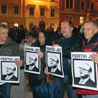 Udeleženci shoda delijo tudi letake, na katerih je slika notranjega ministra Vinka Gorenaka z napisom “Fertik je”