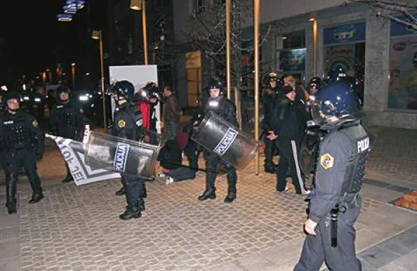 Dan po protestnem shodu v Mariboru, med katerim je prišlo tudi do nasilja, posamezniki na spletnem družbenem omrežju Facebook vabijo na shod na Kongresni trg v Ljubljani