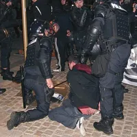 V nekaterih zunajparlamentarnih strankah in civilnodružbenih gibanjih obsojajo ravnanje policistov ter pozivajo k odstopu notranjega ministra in direktorja policije