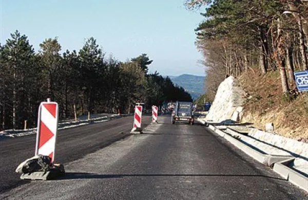 V teh dneh zaključujejo z zadnjimi deli pri obnovi zaradi plazu Znosence poškodovane magistralne ceste Ajdovščina-Col