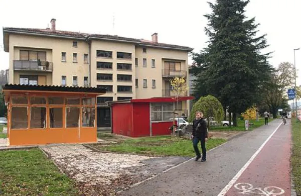 Zapuščena kioska na Erjavčevi ulici gresta v nos stanovalcem in občini, a ju slednja (še) ne more odstraniti