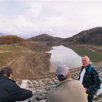 Zadrževalnik Vogršček so začeli prazniti, v kratkem se bodo lotili nujnih popravil na pregradi. Sanacija naj bi sledila prihodnjo jesen. Župani pa opozarjajo, da bo treba narediti več reda pri sistemu namakanja. 