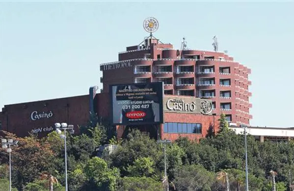 Po spomladanski stavki zaposlenih v Casinoju Portorož je na koprskem delovnem sodišču danes pristalo tudi skoraj sočasno odpuščanje presežnih delavcev