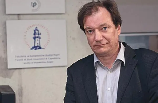 Gorazda Drevenška, ki je še do avgusta zatrjeval, da ga med kandidati za novo vodstvo Fakultete za humanistične študije ne bo, so k kandidaturi po lastnih navedbah pregovorili mlajši kolegi