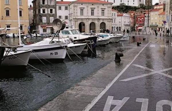 Morje bo danes in jutri poplavilo nižje dele obale