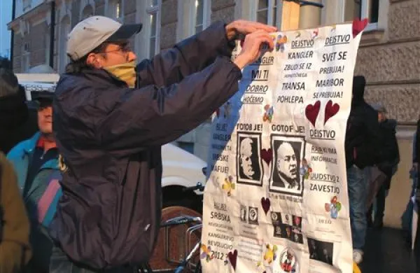 Vlada je danes obravnavala in potrdila poročilo o nasilnih izgredih med protesti v Mariboru, je po seji vlade pojasnil obrambni minister Aleš Hojs in ozval  k umiritvi razmer