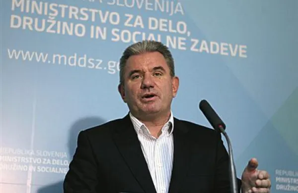 Pokojnine se bodo v prihodnjem letu usklajevale z rastjo plač in rastjo življenjskih stroškov, vendar ne v večjem obsegu kot 50 milijonov evrov, je   pojasnil minister za delo Andrej Vizjak