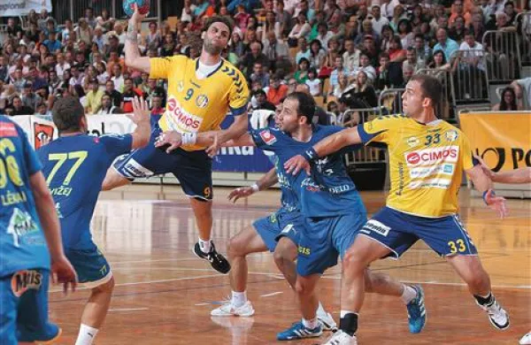Dean Bombač (z žogo)  je proti Celjanom dosegel 5 golov