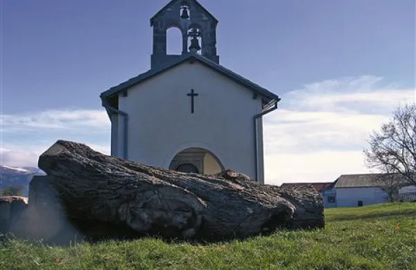 ... toda mogočno drevo  je bilo že preveč utrujeno in zdaj je od njega ostalo  le votlo deblo in prazen prostor pred cerkvijo