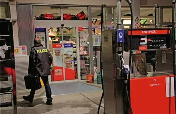 Rop na bencinskem servisu v &Scaron;empasu