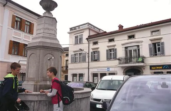 Če bodo Tolminci darovali, bodo na vrh fontane postavili uro, ki je tam nekoč že bila  