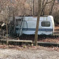 Že dolgo pozabljena počitniška prikolica v Dragonji 